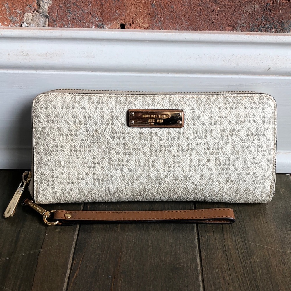 Good Condition Michael Kors Large Jet Set Travel Continental Wallet in Ivory